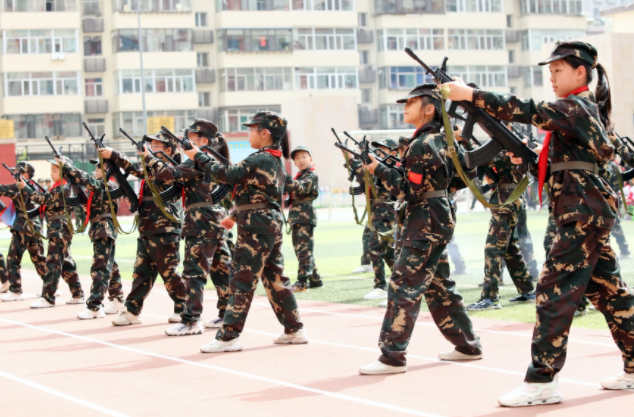 资源优势与中小学形成大手牵小手联动形式专业力气让教育更有深度