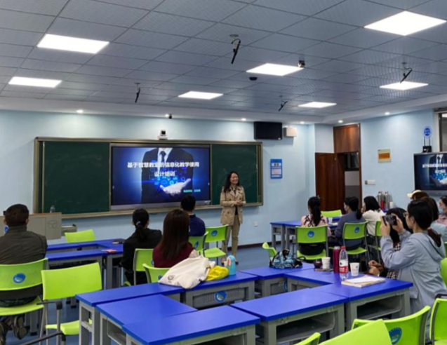 师生与智能技能协同创生构成师—机—生三元协同的讲堂新形状